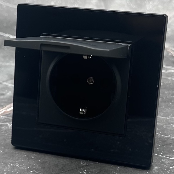 Cristal MMB-017 Розетка с/з с крышкой（Черный）