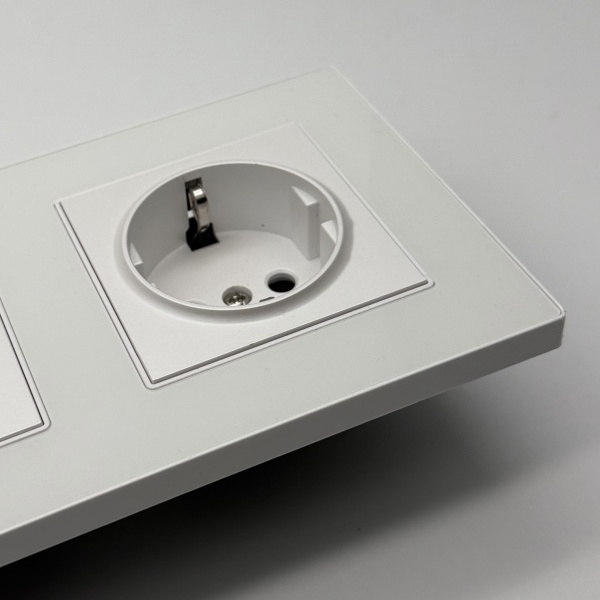 Cristal MMW-4013 4 розетки с заземлением（Белый）